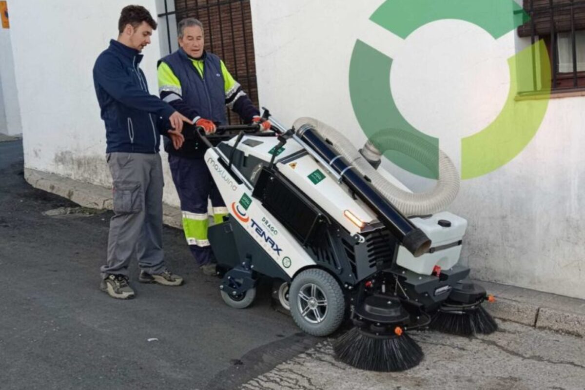 Drago entrega una barredora MaxWind al Ayuntamiento de Cazalla de la Sierra, en Sevilla, y forma a los operarios municipales