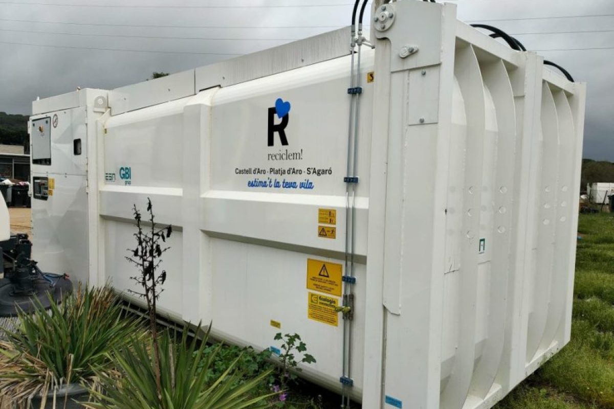Auto compactador solar bicompartimentado CMK21 para Castell d´Aro, Platja d´Aro i S´Agaró, en la Costa Brava