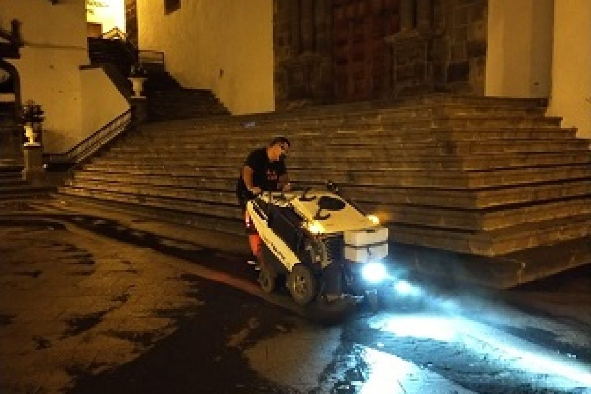 Drago colabora en las labores de limpieza de ceniza de la isla de La Palma