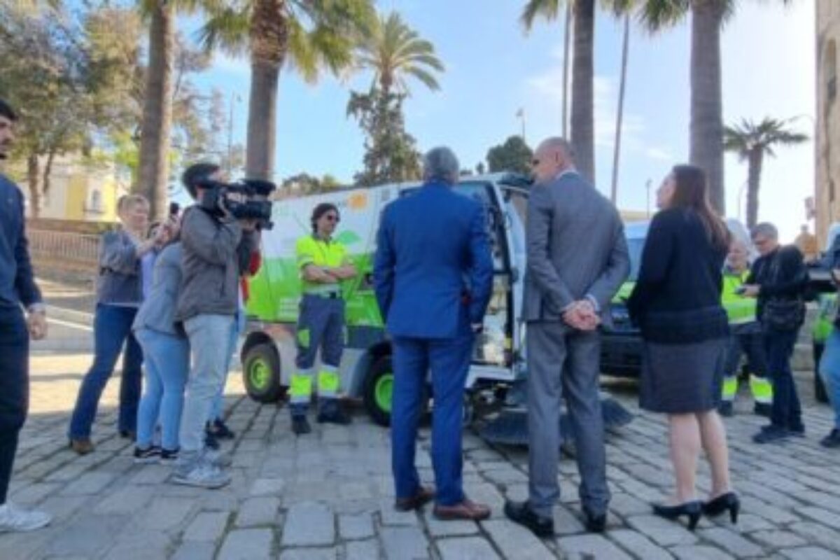El alcalde de Sevilla presenta con Lipasam, empresa municipal de limpieza pública, la flota de vehículos adquiridos para la ciudad