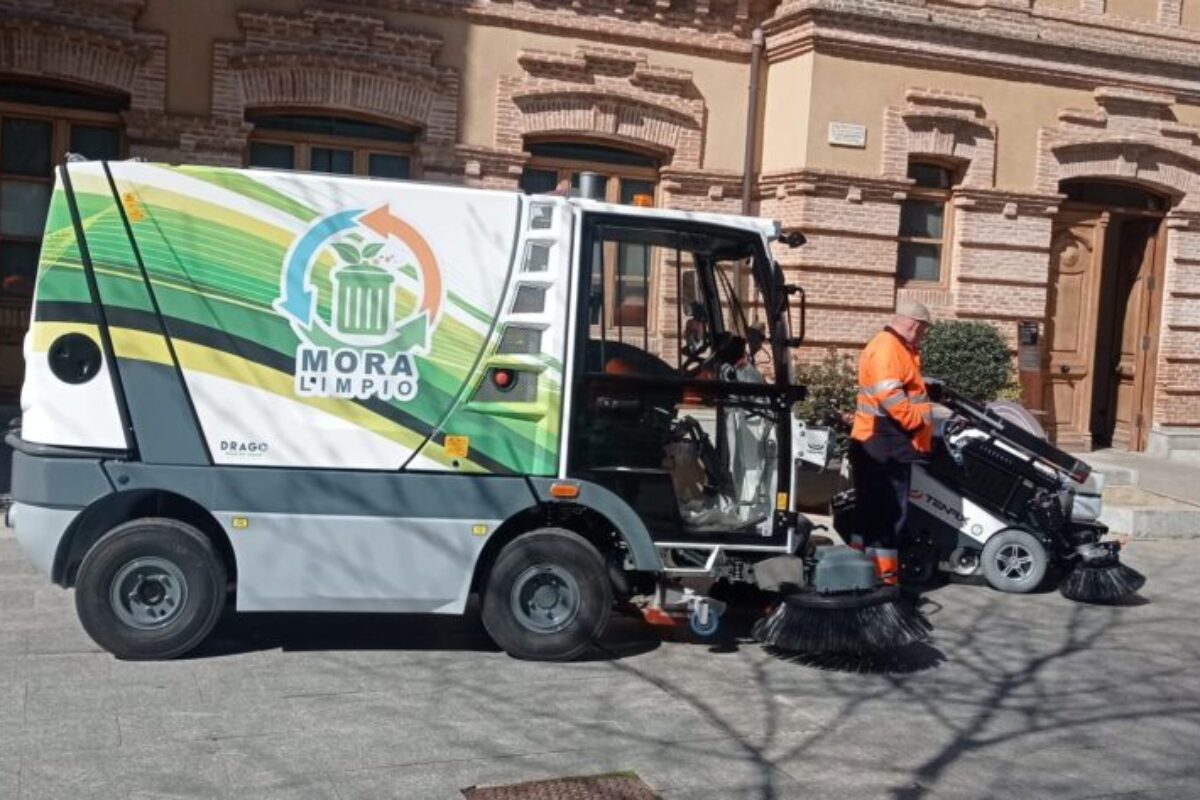 El Ayuntamiento de Mora, Toledo, se suma a la red de municipios sostenibles con sus nuevas barredoras municipales