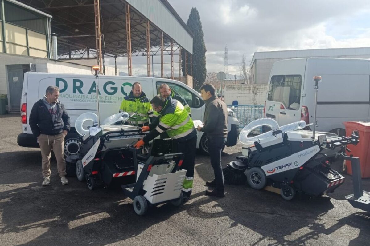 Drago entrega a FCC Granada 2barredoras peatonales MaxWind y forma a los técnicos municipales