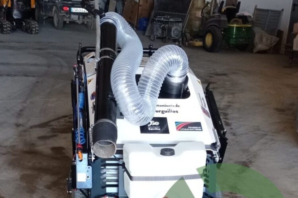 El Ayuntamiento de Burguillos adquiere una barredora peatonal MaxWind y Drago forma a los técnicos municipales