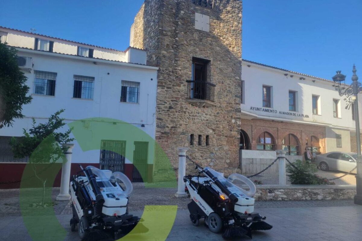 Almadén de la Plata, Sevilla, incorpora 2barredoras peatonales MaxWind al servicio de limpieza  municipal