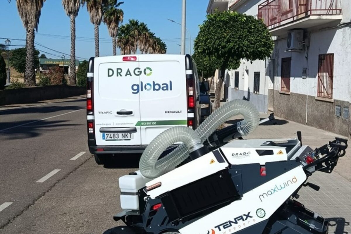 El Ayuntamiento de Riolobos, en Cáceres, incorpora una barredora peatonal MaxWind y los técnicos municipales se forman en su manejo